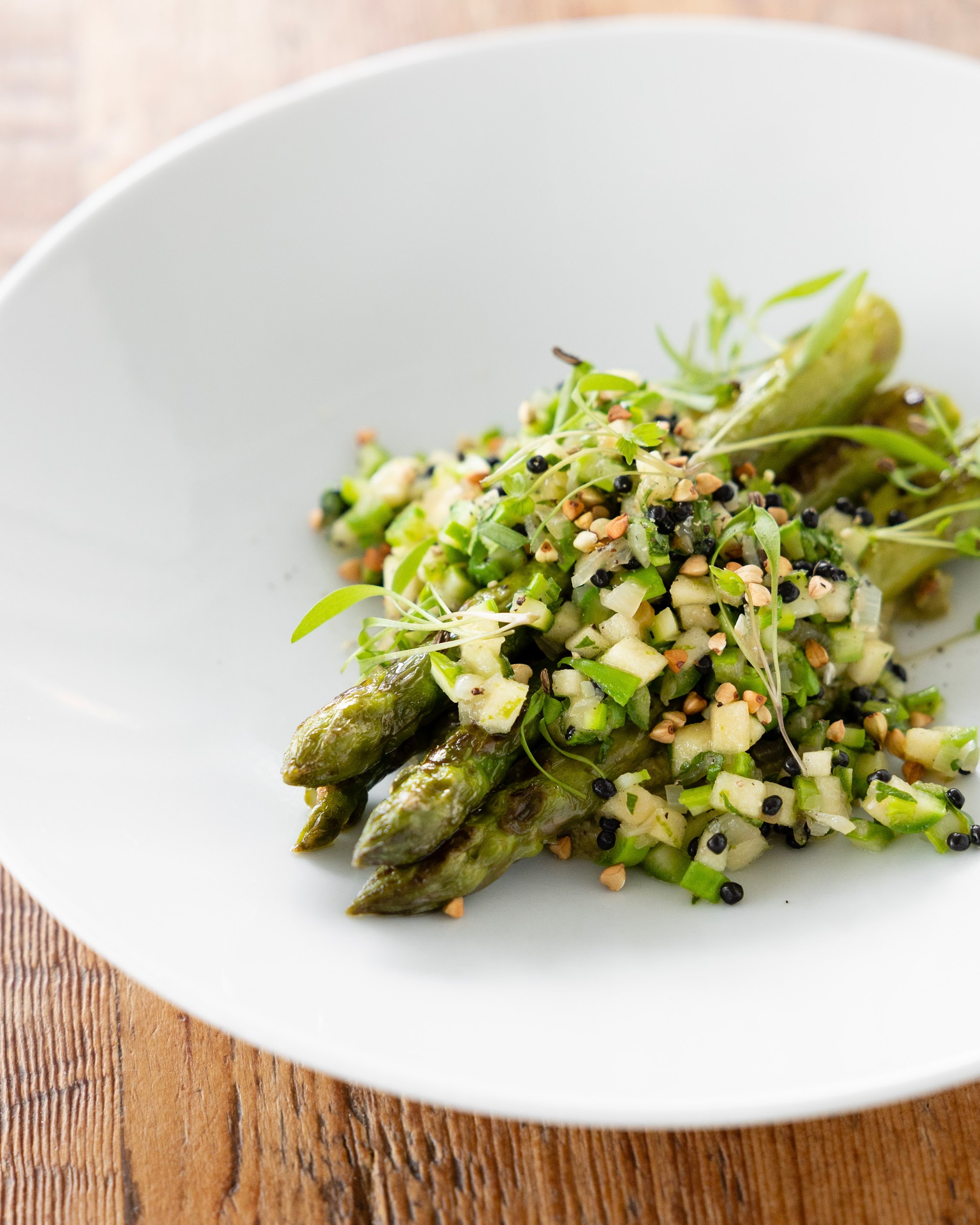 Asperges in plat bord.